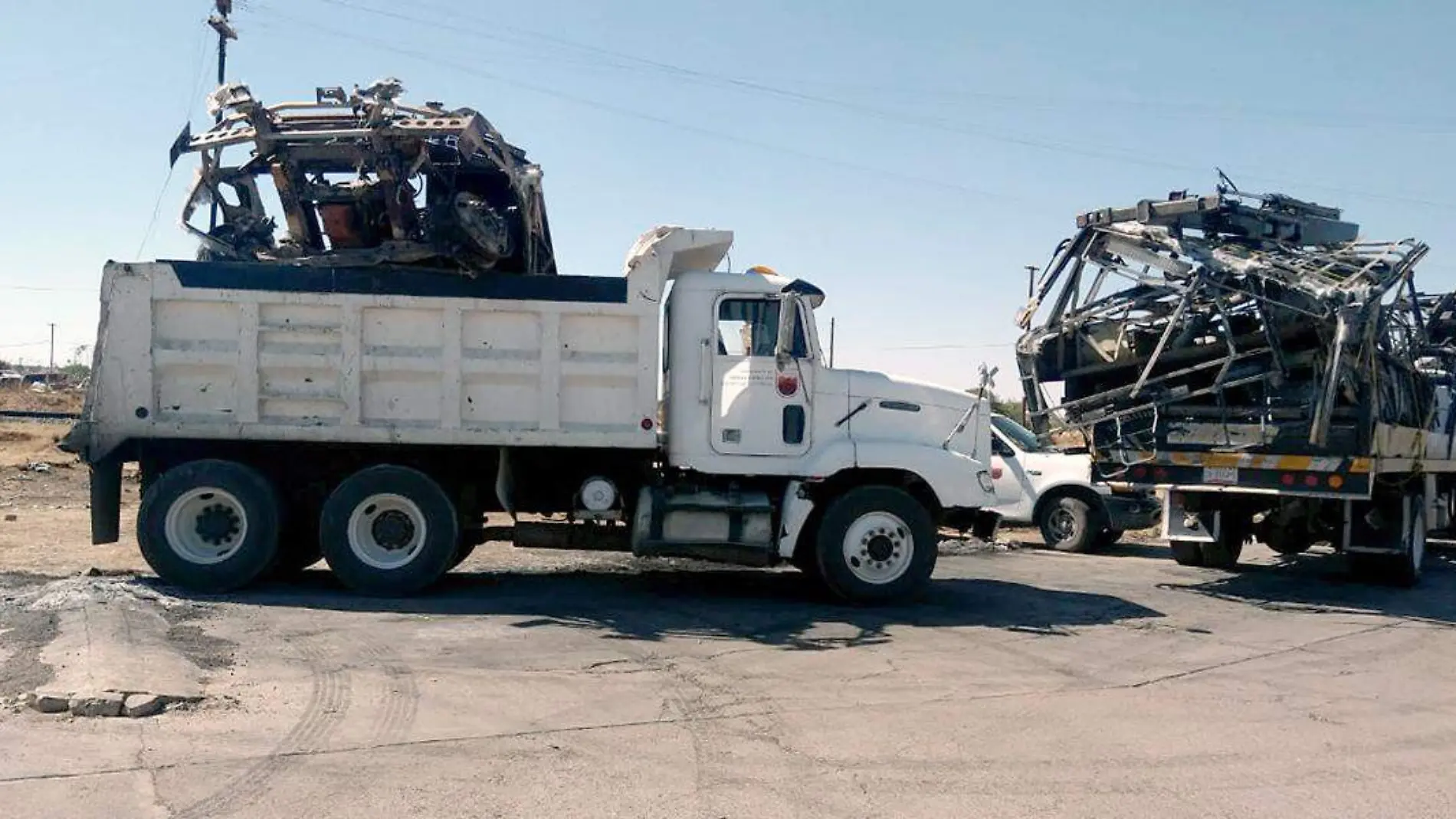 Retiro de vehículos calcinados en Noria de Ángeles